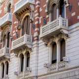 La fascia centrale, con le sue finestre-balconi bifore provviste di arco, � la pi� lussuosa...